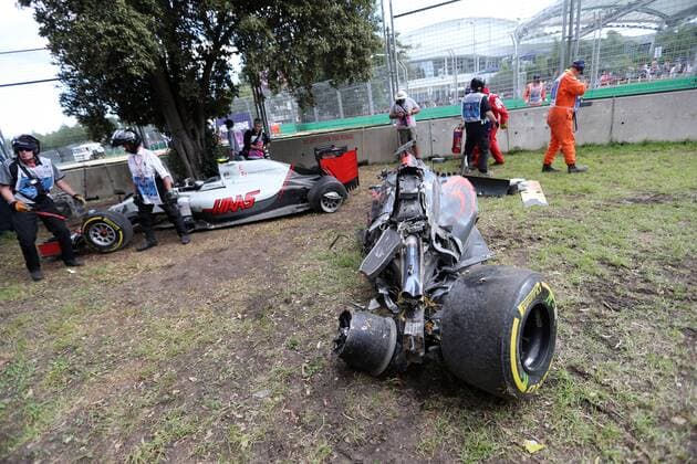 Australian Grand Prix, Melbourne 17 - 20 March 2016 20.03.2016 - Race, Crash, Fernando Alonso (ESP) McLaren Honda MP4-31 and Esteban Gutierrez (MEX) Haas F1 Team VF-16 