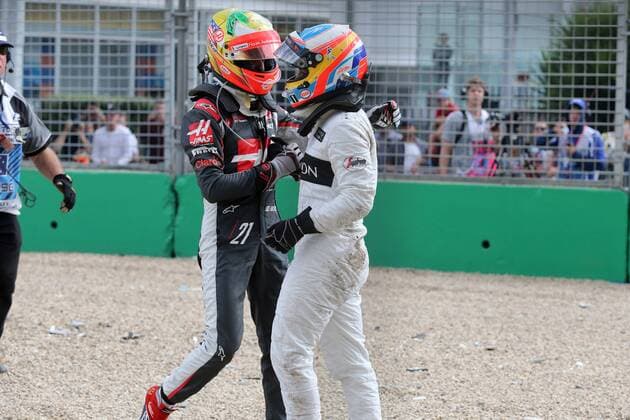 Australian Grand Prix, Melbourne 17 - 20 March 2016 20.03.2016 - Race, Crash, Fernando Alonso (ESP) McLaren Honda MP4-31 and Esteban Gutierrez (MEX) Haas F1 Team VF-16 