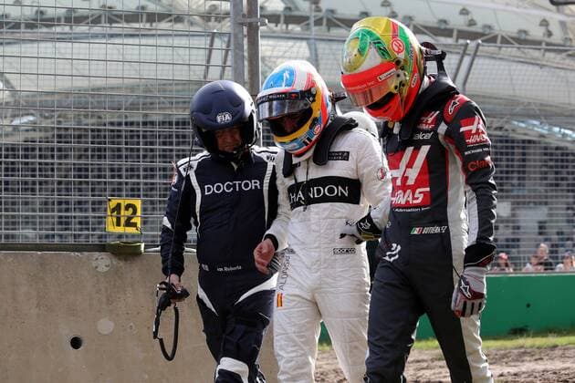Australian Grand Prix, Melbourne 17 - 20 March 2016 20.03.2016 - Race, Crash, Fernando Alonso (ESP) McLaren Honda MP4-31 and Esteban Gutierrez (MEX) Haas F1 Team VF-16 