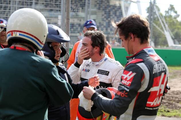 Australian Grand Prix, Melbourne 17 - 20 March 2016 20.03.2016 - Race, Crash, Fernando Alonso (ESP) McLaren Honda MP4-31 and Esteban Gutierrez (MEX) Haas F1 Team VF-16 