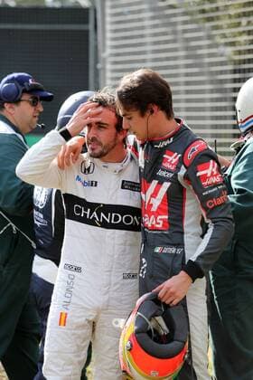 Australian Grand Prix, Melbourne 17 - 20 March 2016 20.03.2016 - Race, Crash, Fernando Alonso (ESP) McLaren Honda MP4-31 and Esteban Gutierrez (MEX) Haas F1 Team VF-16 