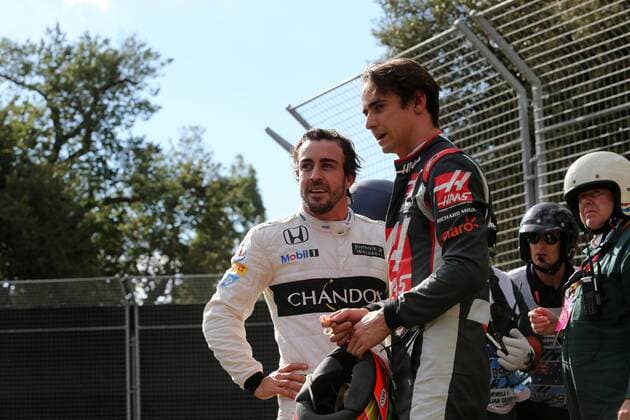Australian Grand Prix, Melbourne 17 - 20 March 2016 20.03.2016 - Race, Crash, Fernando Alonso (ESP) McLaren Honda MP4-31 and Esteban Gutierrez (MEX) Haas F1 Team VF-16 