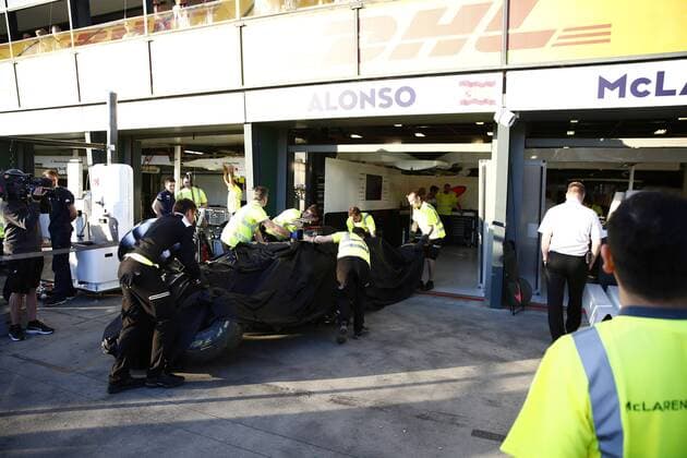 Australian Grand Prix, Melbourne 17 - 20 March 2016 20.03.2016 - Race, Crash, Fernando Alonso (ESP) McLaren Honda MP4-31 