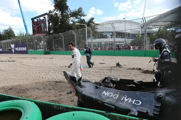 Australian Grand Prix, Melbourne 17 - 20 March 2016 20.03.2016 - Race, Crash, Fernando Alonso (ESP) McLaren Honda MP4-31 