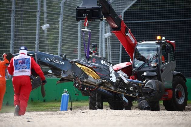 Australian Grand Prix, Melbourne 17 - 20 March 2016 20.03.2016 - Race, Crash, Fernando Alonso (ESP) McLaren Honda MP4-31 