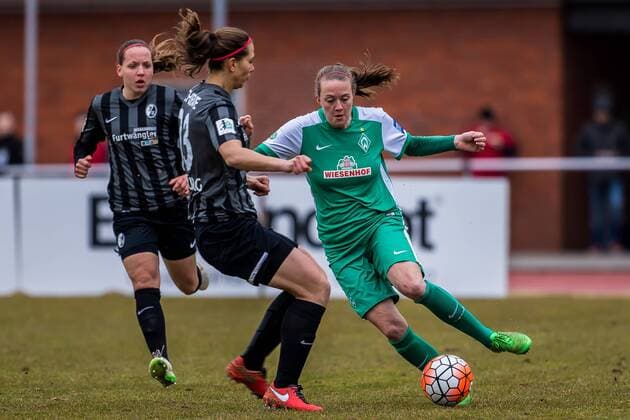 v.li.: Sandra Starke (SC Freiburg, 13) und Stefanie Antonia Sanders (SV Werder Bremen, 20) im Zweikampf, Duell, duel, tackle, Fussball, Allianz Frauen-Bundesliga, SV Werder Bremen - SC Freiburg, xdgx
