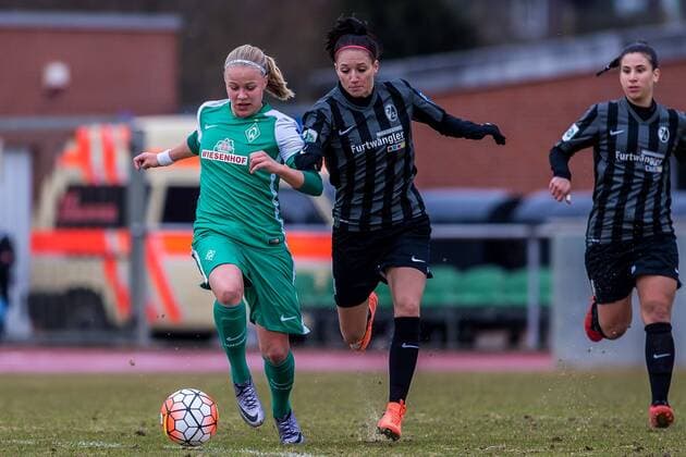 v.li.: Pia-Sophie Wolter (SV Werder Bremen, 10) und Selina Wagner (SC Feiburg, 31) im Zweikampf, Duell, duel, tackle, Fussball, Allianz Frauen-Bundesliga, SV Werder Bremen - SC Freiburg, xdgx