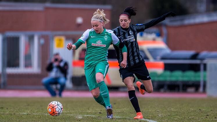 v.li.: Pia-Sophie Wolter (SV Werder Bremen, 10) und Selina Wagner (SC Feiburg, 31) im Zweikampf, Duell, duel, tackle, Fussball, Allianz Frauen-Bundesliga, SV Werder Bremen - SC Freiburg, xdgx