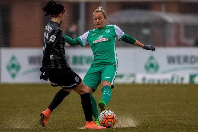 v.li.: Selina Wagner (SC Feiburg, 31) und Gabriella Toth (SV Werder Bremen, 15) im Zweikampf, Duell, duel, tackle, Fussball, Allianz Frauen-Bundesliga, SV Werder Bremen - SC Freiburg, xdgx