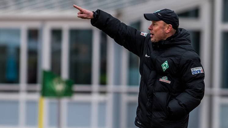 Cheftrainer, Trainer Steffen Rau (SV Werder Bremen) gibt Anweisungen, gestikuliert, mit den Armen gestikulieren gives instructions, gesticulate, Fussball, Allianz Frauen-Bundesliga, SV Werder Bremen - SC Freiburg, xdgx