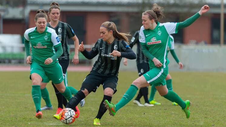v.li.: Lisa-Marie Scholz (SV Werder Bremen, 7), Clara Schöne (Schone, Schoene, SC Freiburg, 27) und Stefanie Antonia Sanders (SV Werder Bremen, 20) im Dreikampf, Fussball, Allianz Frauen-Bundesliga, SV Werder Bremen - SC Freiburg, xobx