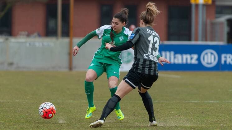 v.li.: Manjou Wilde (SV Werder Bremen, 37) im Zweikampf mit Sandra Starke (SC Freiburg, 13), Fussball, Allianz Frauen-Bundesliga, SV Werder Bremen - SC Freiburg, xobx