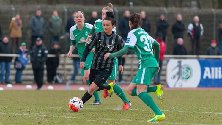 v.li.: Lina Magull (SC Freiburg, 16) am Ball, Manjou Wilde (SV Werder Bremen, 37), Fussball, Allianz Frauen-Bundesliga, SV Werder Bremen - SC Freiburg, xobx