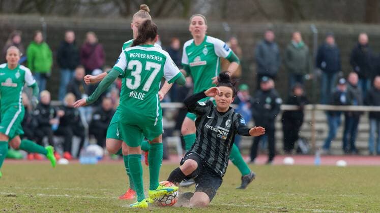 v.li.: Manjou Wilde (SV Werder Bremen, 37) im Zweikampf mit Lina Magull (SC Freiburg, 16), Fussball, Allianz Frauen-Bundesliga, SV Werder Bremen - SC Freiburg, xobx