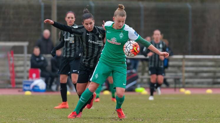 v.li.: Hasret Kayikci (SC Freiburg, 11) im Zweikampf mit Michelle Ulbrich (SV Werder Bremen, 5), Fussball, Allianz Frauen-Bundesliga, SV Werder Bremen - SC Freiburg, xobx