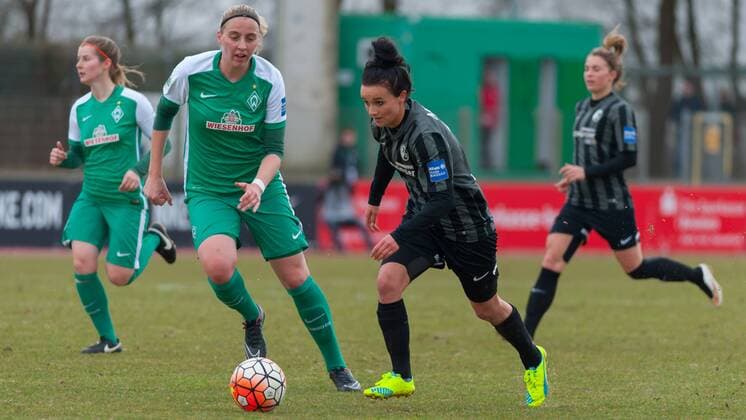 v.li.: Katharina Schiechtl (SV Werder Bremen, 9) im Zweikampf mit Lina Magull (SC Freiburg, 16), Fussball, Allianz Frauen-Bundesliga, SV Werder Bremen - SC Freiburg, xobx