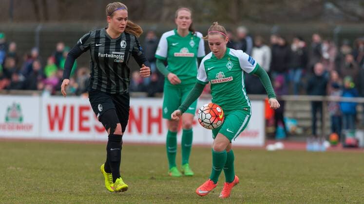 v.li.: Clara Schöne (Schone, Schoene, SC Freiburg, 27) im Zweikampf mit Cindy König (Konig, Koenig, SV Werder Bremen, 11), Fussball, Allianz Frauen-Bundesliga, SV Werder Bremen - SC Freiburg, xobx