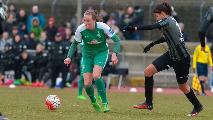 v.li.: Stefanie Antonia Sanders (SV Werder Bremen, 20) im Zweikampf mit Cinzia Zehnder (SC Freiburg, 14), Fussball, Allianz Frauen-Bundesliga, SV Werder Bremen - SC Freiburg, xobx