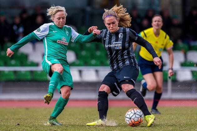 v.li.: Betsy Hassett (SV Werder Bremen, 16) und Clara Schöne (Schone, Schoene, SC Freiburg, 27) im Zweikampf, Duell, duel, tackle, Fussball, Allianz Frauen-Bundesliga, SV Werder Bremen - SC Freiburg, xdgx