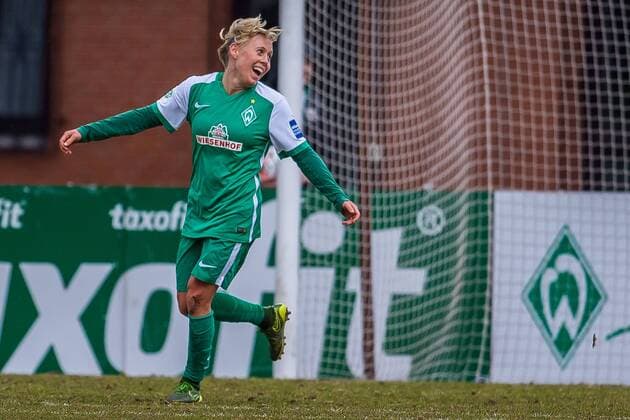 Betsy Hassett (SV Werder Bremen, 16) beim Torjubel, Goal celebration, celebrate the goal, goal celebration, nach dem 1:0, Fussball, Allianz Frauen-Bundesliga, SV Werder Bremen - SC Freiburg, xdgx