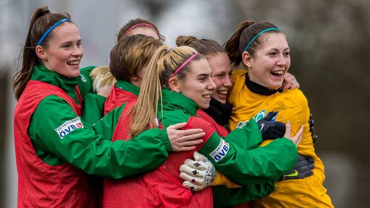 v.li.: Reena Wichmann (SV Werder Bremen, 14), Meggie Schröder (Schroder, Schroeder, SV Werder Bremen, 27), Mona Lohmann (SV Werder Bremen, 8) und Torhüterin, Torwart Jennifer Martens (SV Werder Bremen, 22) beim Torjubel, Goal celebration, celebrate the goal, goal celebration, nach dem 1:0, Fussball, Allianz Frauen-Bundesliga, SV Werder Bremen - SC Freiburg, xdgx