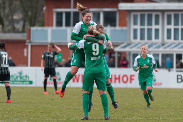 v.li.: Lisa-Marie Scholz (SV Werder Bremen, 7), Katharina Schiechtl (SV Werder Bremen, 9) und Marie-Louise Eta (SV Werder Bremen, 6) bejubeln den Sieg nach dem Schlusspfiff, Jubel über den Heimsieg, Freude, Emotion, Fussball, Allianz Frauen-Bundesliga, SV Werder Bremen - SC Freiburg, xobx