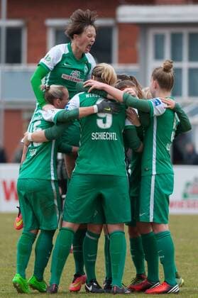 Die Spielerinnen des SV Werder Bremen bejubeln den Sieg nach dem Schlusspfiff, Jubel über den Heimsieg, Freude, Emotion, Fussball, Allianz Frauen-Bundesliga, SV Werder Bremen - SC Freiburg, xobx