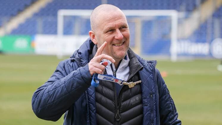 Markus Högner (Markus Hoegner, Trainer, SGS) grüßt jemanden im Publikum, Freude, freundlich, fröhlich, strahlend, optimistisch, Fussball, Allianz Frauen-Bundesliga, TSG 1899 Hoffenheim - SGS Essen, xozx