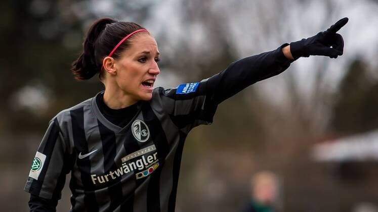 Selina Wagner (SC Feiburg, 31) gibt Anweisungen, gestikuliert, mit den Armen gestikulieren gives instructions, gesticulate, Fussball, Allianz Frauen-Bundesliga, SV Werder Bremen - SC Freiburg, xdgx