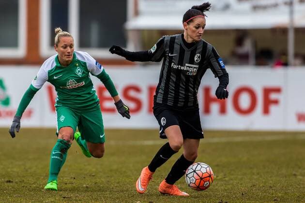 v.li.: Gabriella Toth (SV Werder Bremen, 15) und Selina Wagner (SC Feiburg, 31) im Laufduell, Fussball, Allianz Frauen-Bundesliga, SV Werder Bremen - SC Freiburg, xdgx