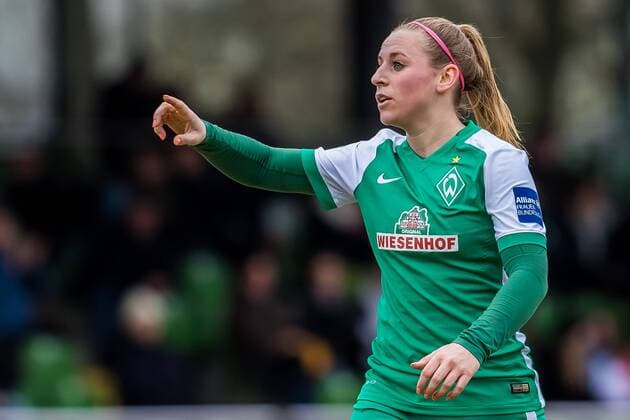 Cindy König (Konig, Koenig, SV Werder Bremen, 11) gibt Anweisungen, gestikuliert, mit den Armen gestikulieren gives instructions, gesticulate, Fussball, Allianz Frauen-Bundesliga, SV Werder Bremen - SC Freiburg, xdgx