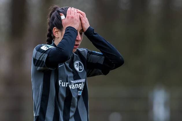 Hasret Kayikci (SC Freiburg, 11) enttäuscht, enttäuscht schauend, disappointed nach vergebener Torchance, Fussball, Allianz Frauen-Bundesliga, SV Werder Bremen - SC Freiburg, xdgx