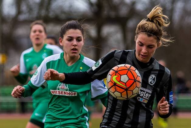 v.li.: Manjou Wilde (SV Werder Bremen, 37) und Sandra Starke (SC Freiburg, 13) im Zweikampf, Duell, duel, tackle, Fussball, Allianz Frauen-Bundesliga, SV Werder Bremen - SC Freiburg, xdgx