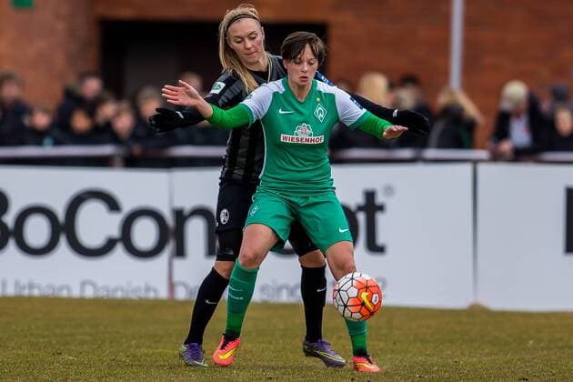 v.li.: Sarah Puntigam (SC Freiburg, 18) und Maren Wallenhorst (SV Werder Bremen, 25) im Zweikampf, Duell, duel, tackle, Fussball, Allianz Frauen-Bundesliga, SV Werder Bremen - SC Freiburg, xdgx