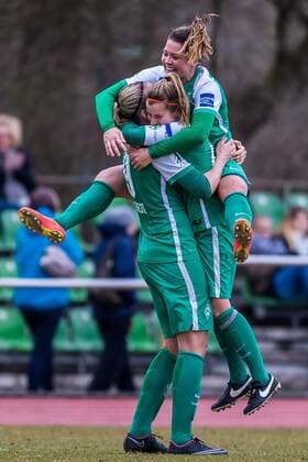 v.li.: Katharina Schiechtl (SV Werder Bremen, 9), Marie-Louise Eta (SV Werder Bremen, 6) und Lisa-Marie Scholz (SV Werder Bremen, 7) freuen sich über den Sieg gegen den SC Freiburg, Fussball, Allianz Frauen-Bundesliga, SV Werder Bremen - SC Freiburg, xdgx