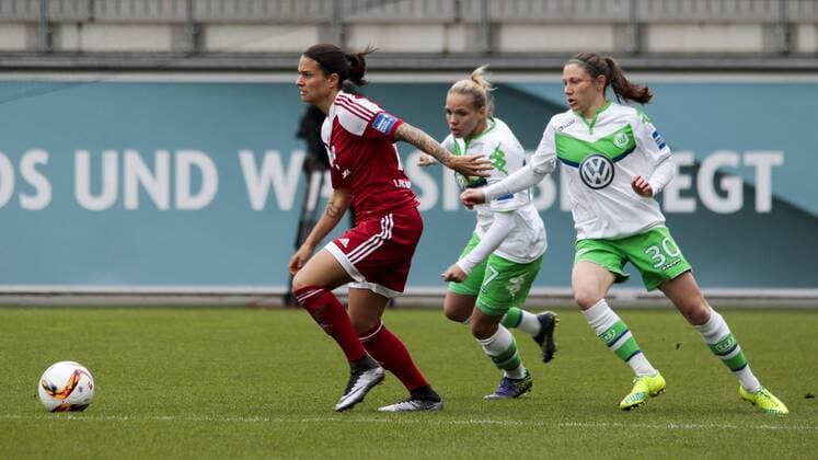 Fußball, Allianz Frauen Bundesliga, VfL Wolfsburg - 1. FFC Frankfurt; Dzsenifer Marozsan (Frankfurt, 10) setzt sich gegen Isabel Kerschowski (Wolfsburg, 27) und Elise Bussaglia (Wolfsburg, 30) durch. xtgx
