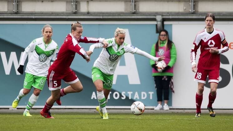Fußball, Allianz Frauen Bundesliga, VfL Wolfsburg - 1. FFC Frankfurt; v.l. Emily van Egmond (Frankfurt, 5) gegen Lena Goeßling (Goessling, Wolfsburg, 28). xtgx