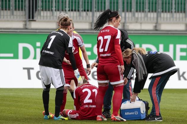 Fußball, Allianz Frauen Bundesliga, VfL Wolfsburg - 1. FFC Frankfurt; Ana-Maria Crnogorcevic (Frankfurt, 21) Verletzt, am Boden, behandelt, injury, injured, hurt. xtgx