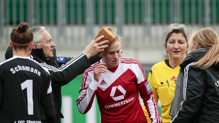 Fußball, Allianz Frauen Bundesliga, VfL Wolfsburg - 1. FFC Frankfurt; Ana-Maria Crnogorcevic (Frankfurt, 21) Verletzt, am Boden, behandelt, injury, injured, hurt. xtgx