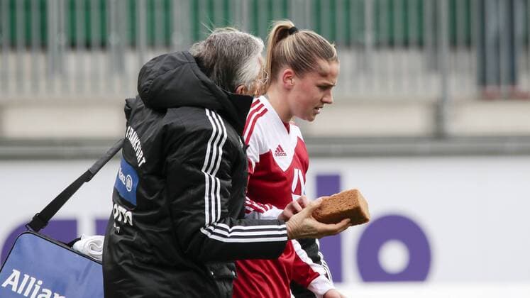 Fußball, Allianz Frauen Bundesliga, VfL Wolfsburg - 1. FFC Frankfurt; Ana-Maria Crnogorcevic (Frankfurt, 21) Verletzt, am Boden, behandelt, injury, injured, hurt. xtgx