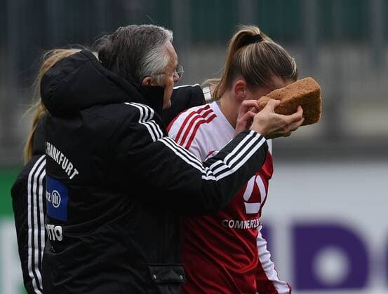 Frauen Fußball Bundesliga 16. Spieltag, VfL Wolfsburg - FFC Frankurt am 20.03.2016 in Wolfsburg im AOK Stadion. Frankfurts A. Crnogorcevic (l) muss verletzt ausgewechselt werden.