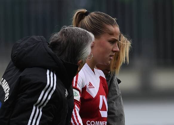 Frauen Fußball Bundesliga 16. Spieltag, VfL Wolfsburg - FFC Frankurt am 20.03.2016 in Wolfsburg im AOK Stadion. Frankfurts A. Crnogorcevic (l) muss verletzt ausgewechselt werden.