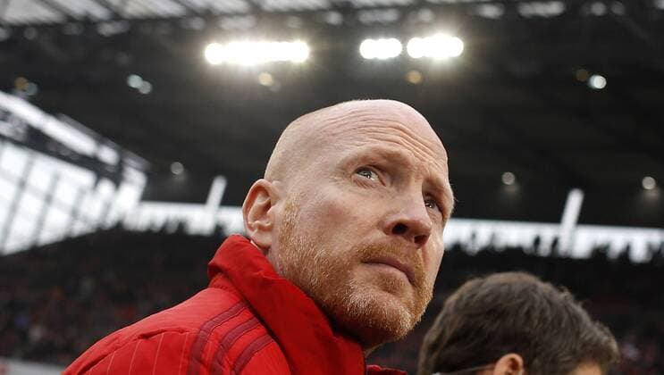 Köln, RheinEnergieStadion, 19.03.16: Münchens Matthias Sammer schaut nach oben im Spiel der 1. Bundesliga zwischen 1.FC Köln vs. FC Bayern München in der Saison 2015 2016.