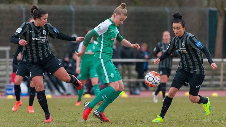 v.li.: Hasret Kayikci (SC Freiburg, 11), Sandra Hausberger (SV Werder Bremen, 3) und Lina Magull (SC Freiburg, 16) im Dreikampf, Fussball, Allianz Frauen-Bundesliga, SV Werder Bremen - SC Freiburg, xobx