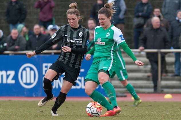 v.li.: Sandra Starke (SC Freiburg, 13) im Zweikampf mit Lisa-Marie Scholz (SV Werder Bremen, 7), Fussball, Allianz Frauen-Bundesliga, SV Werder Bremen - SC Freiburg, xobx