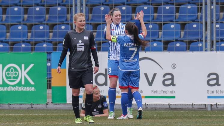 v.li.: Vanessa Martini (SGS, 6), enttäuscht schauend, Enttäuschung, Frustration, disappointed, pessimistisch, Torschützin Christine Schneider (Hoffenheim, 8) jubelt mit Martina Moser (Hoffenheim, 7) über das Tor zum 1:0, Jubel, Torjubel, Torerfolg, celebrate the goal, goal, celebration, Jubel ueber das Tor, optimistisch, Action, Aktion, Fussball, Allianz Frauen-Bundesliga, TSG 1899 Hoffenheim - SGS Essen, xozx