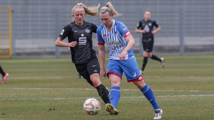 v.li.: Lea Schüller (Lea Schueller, SGS, 24), Kristin Demann (Hoffenheim, 4), Fussball, Allianz Frauen-Bundesliga, TSG 1899 Hoffenheim - SGS Essen, xozx