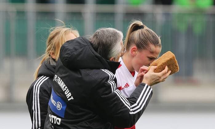 Ana-Maria Crnogorcevic (1. FFC Frankfurt) muss verletzt ausgewechselt werden