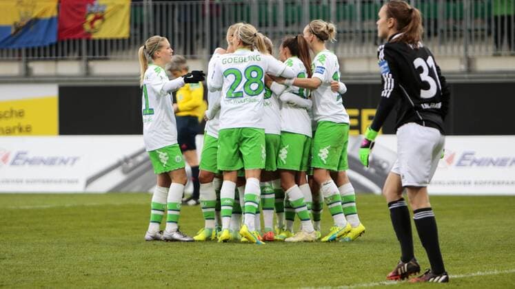 Fußball, Allianz Frauen Bundesliga, VfL Wolfsburg - 1. FFC Frankfurt; Caroline Graham Hansen (Wolfsburg, 26) Jubel, Torjubel, Freude, Emotion, Torerfolg, Aktion, action, goal, goal celebration, celebrates, Anke Preuß (Anke Preuss, Torwart, Frankfurt, 31) enttäuscht, frustriert, niedergeschlagen Enttäuschung, Frust, disappointed. xtgx