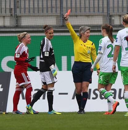 Wolfsburg VfL vs Frankfurt, Frauen Wolfsburg, Deutschland. 20.03.2016, FUßBALL - VfL Wolfsburg vs 1. FFC Frankfurt, 1. Allianz Frauen Bundesliga, Saison 2015 16. Bild zeigt: Desiree Schumann (1. FFC Frankfurt) kriegt von Schiedsrichterin Christine Baitinger die Rote Karte.